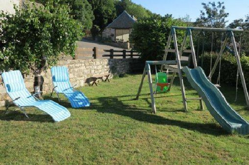 Location de vacances - Gîte à Saint-Pierre-de-Nogaret - et portique toboggan-balançoire.