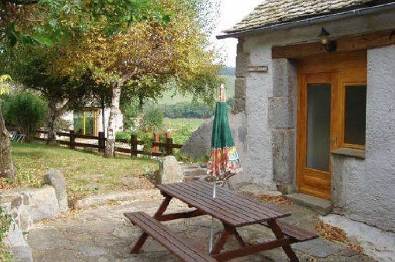 Location de vacances - Gîte à Saint-Pierre-de-Nogaret - Terrasse ombragée Exposition idéale