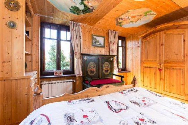 Location de vacances - Chalet à Chamonix-Mont-Blanc - chambre au rez-de-chaussée avec un lit extra large. Vue sur le Brévent