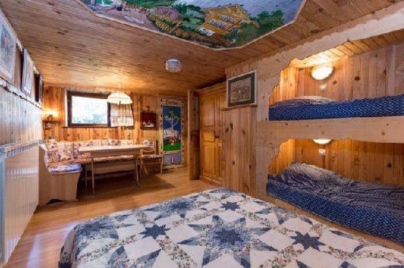 Location de vacances - Chalet à Chamonix-Mont-Blanc - Chambre au rez de jardin avec 1 lit double et 2 lits superposés.