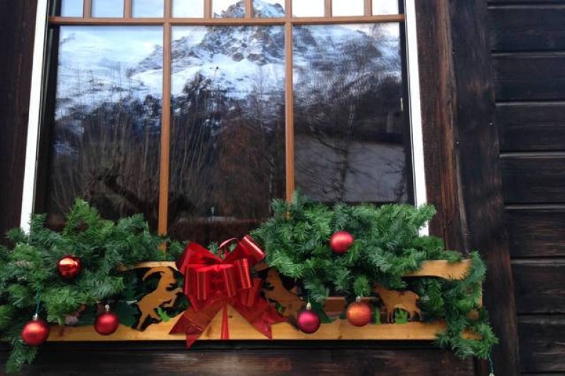 Location de vacances - Chalet à Chamonix-Mont-Blanc - Aiguille du Midi en reflet dans la vitre du salon