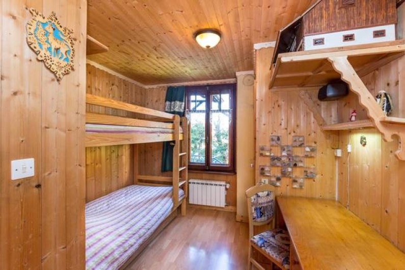 Location de vacances - Chalet à Chamonix-Mont-Blanc - chambre au rez-de-chaussée avec 2 lits superposés