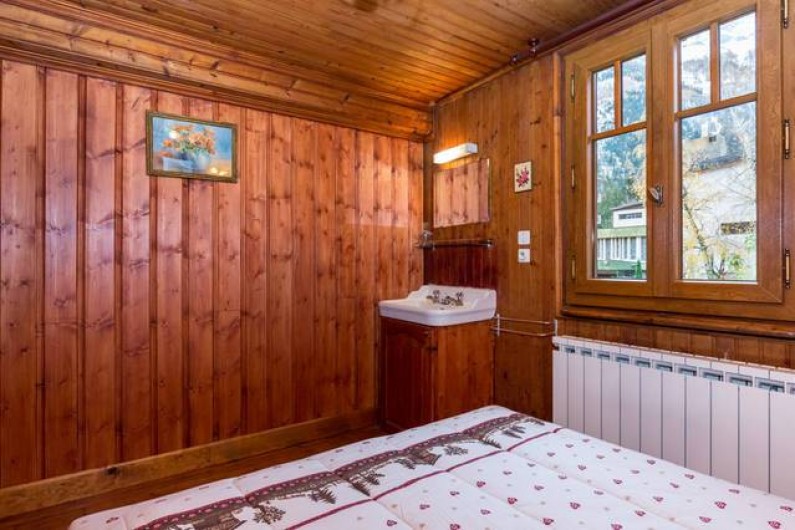 Location de vacances - Chalet à Chamonix-Mont-Blanc - Chambre au 1er étage avec un lit double. Vue sur le Mont-Blanc