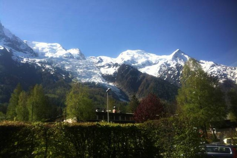 Location de vacances - Chalet à Chamonix-Mont-Blanc - Vue sur le massif du Mont-Blanc depuis le jardin