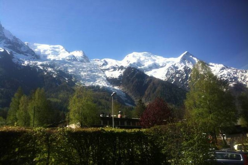 Location de vacances - Chalet à Chamonix-Mont-Blanc - Vue sur le massif du Mont-Blanc depuis le jardin