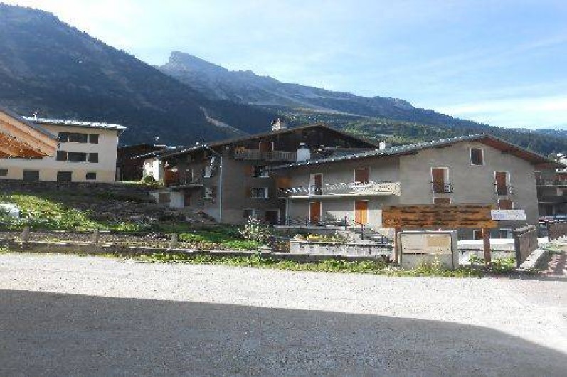 Location de vacances - Appartement à Pralognan-la-Vanoise - maison en 2èmè plan ; l'appartement est au deuxième étage avec le balcon