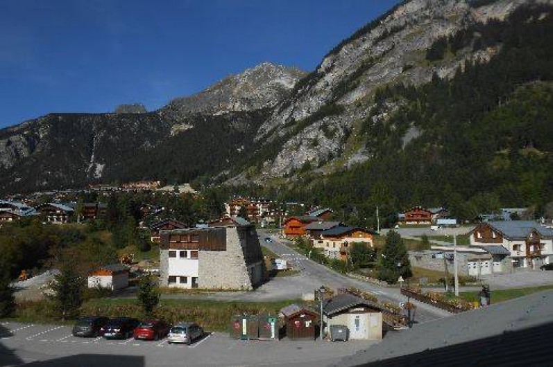 Location de vacances - Appartement à Pralognan-la-Vanoise - vue du balcon vers le nord dont le parking