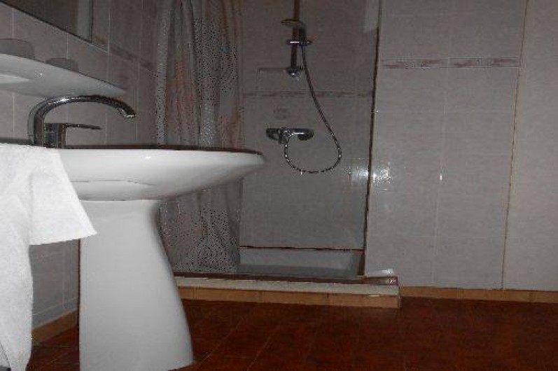 Location de vacances - Appartement à Pralognan-la-Vanoise - La douche et la salle de bains.