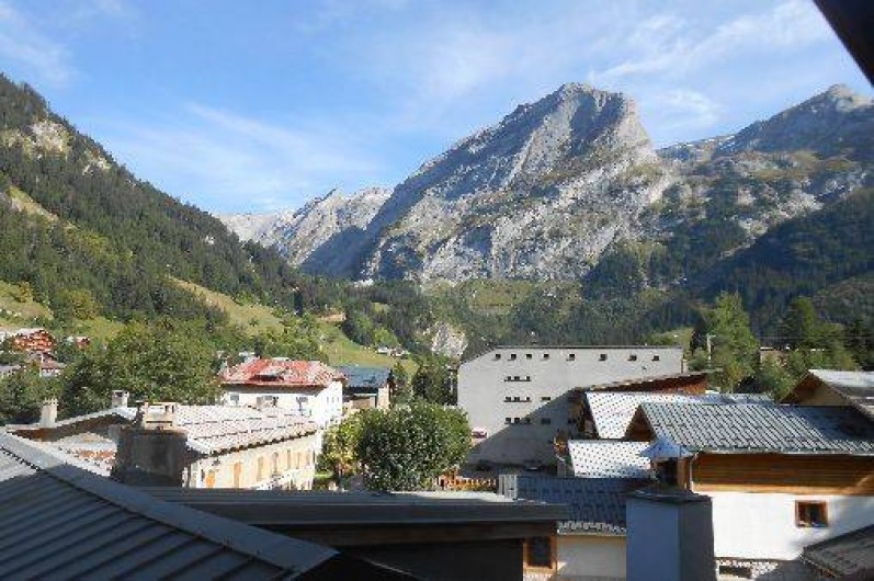 Location de vacances - Appartement à Pralognan-la-Vanoise - Vue du balcon ( commerces au 1er plan et, au 2ème plan, le parc de la Vanoise)