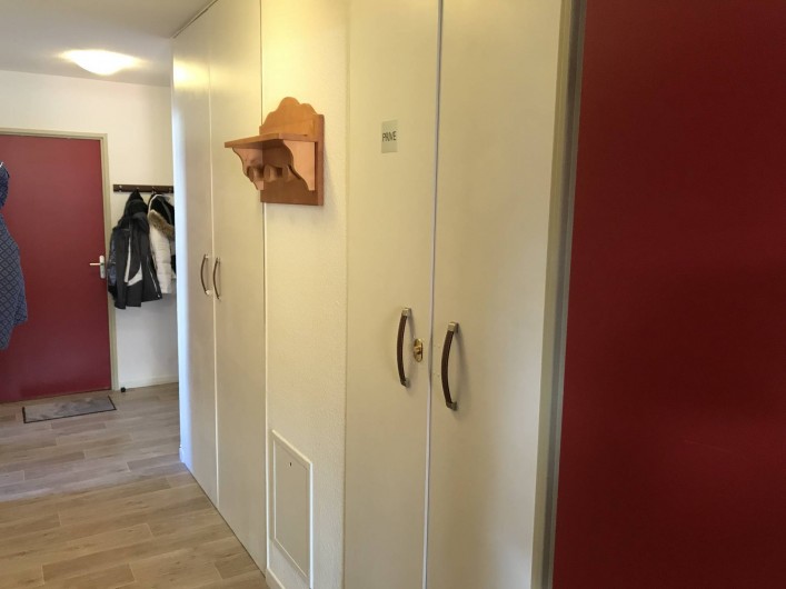Location de vacances - Appartement à Saint-Sorlin-d'Arves - Couleur avec placard