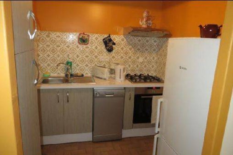 Location de vacances - Maison - Villa à Tournan - la cuisine avec son lave-vaisselle et le combiné congélateur-réfrigérateur