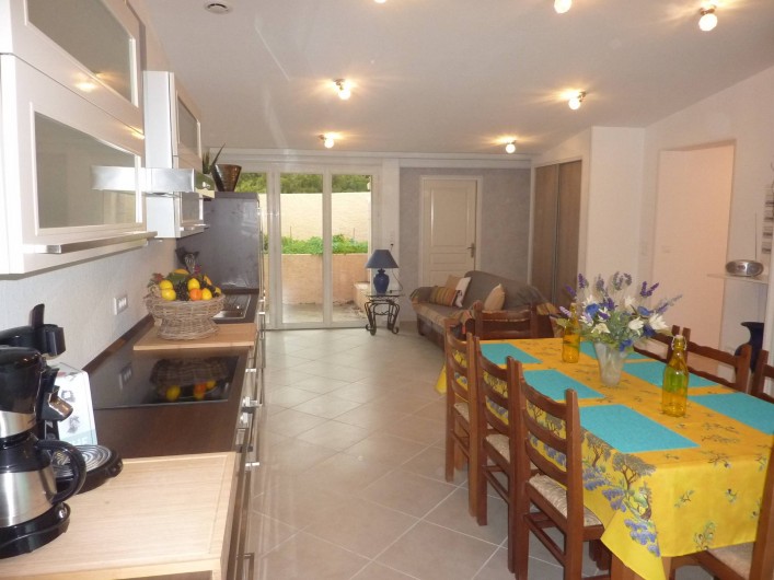 Location de vacances - Villa à Saint-Raphaël - Pièce a vivre accès terrasse : cuisine américaine toute équipée