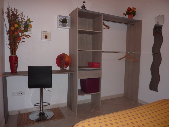 Location de vacances - Villa à Saint-Raphaël - chambre orange  climatisée avec penderie - rangement et bureau.