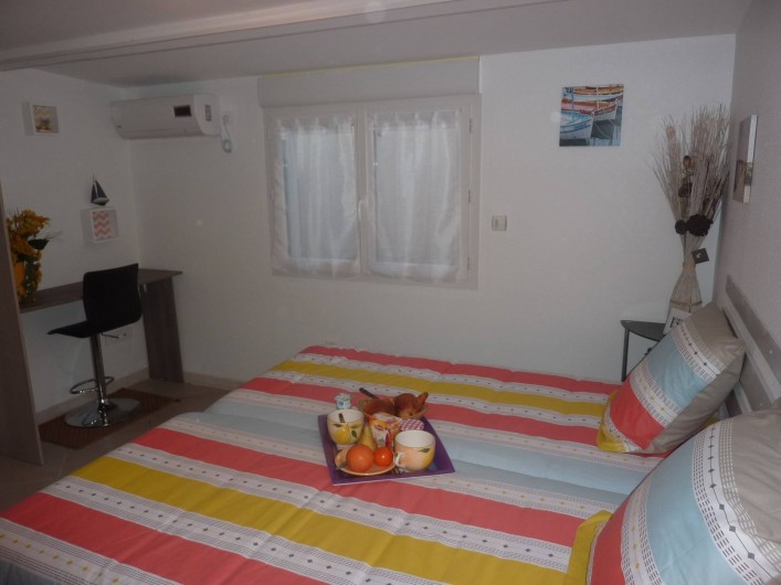 Location de vacances - Villa à Saint-Raphaël - chambre rayures climatisée  avec penderie - rangement et bureau.