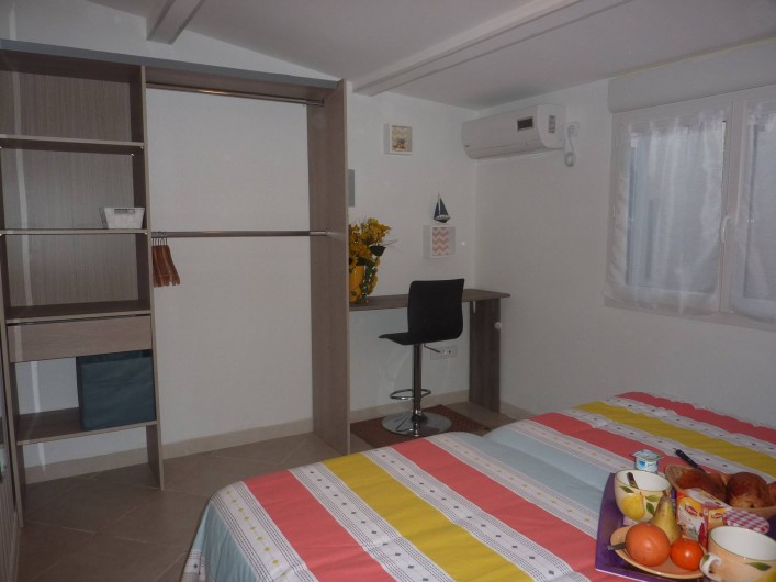 Location de vacances - Villa à Saint-Raphaël - chambre rayures climatisée  avec penderie - rangement et bureau.