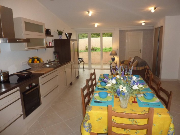 Location de vacances - Villa à Saint-Raphaël - Pièce a vivre accès terrasse : cuisine américaine toute équipée
