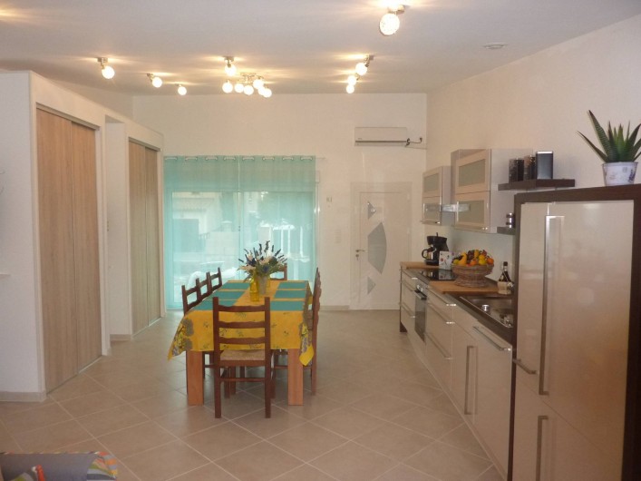 Location de vacances - Villa à Saint-Raphaël - Pièce a vivre accès terrasse : cuisine américaine toute équipée