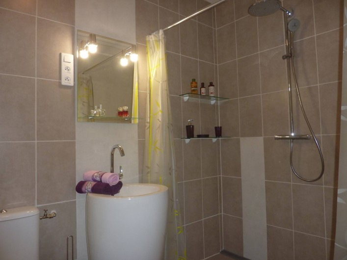 Location de vacances - Villa à Saint-Raphaël - chambre rayures : salle d'eau douche italienne de 160 cm - lavabo totem + WC