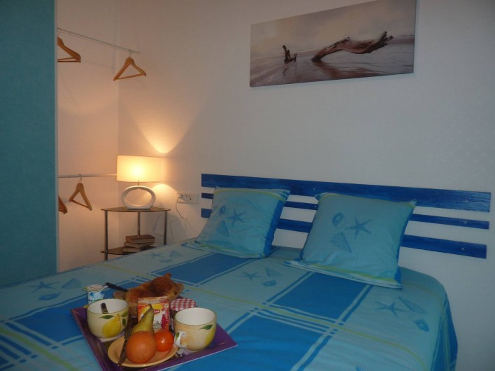 Location de vacances - Villa à Saint-Raphaël - chambre bleue climatisée accès terrasse avec penderie - rangement et bureau.