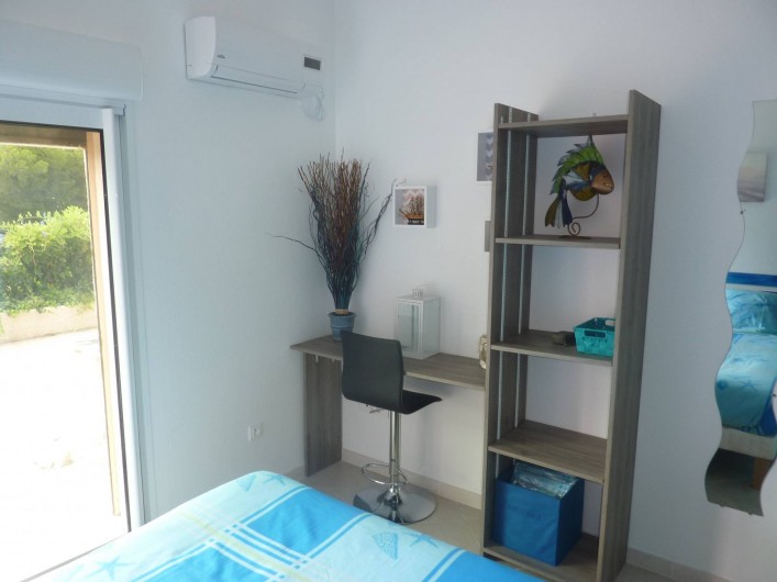 Location de vacances - Villa à Saint-Raphaël - chambre bleue  climatisée accès terrasse avec penderie - rangement et bureau.