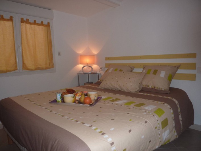 Location de vacances - Villa à Saint-Raphaël - chambre jaune climatisée  avec penderie - rangement et bureau.