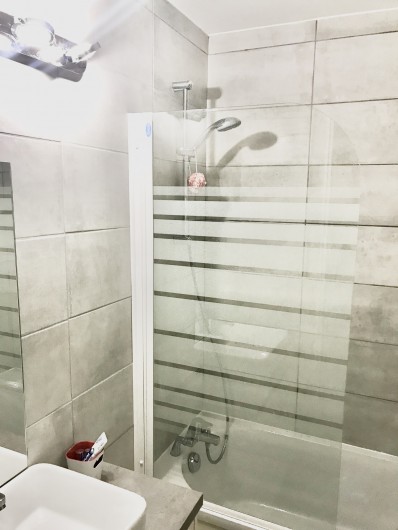 Location de vacances - Appartement à Saint-Sorlin-d'Arves - Baignoire indépendante, sèche serviettes, WC indépendant sur le palier
