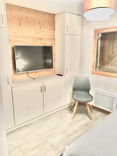 Location de vacances - Appartement à Saint-Sorlin-d'Arves - Suite parentale avec écran LCD et nombreux placards