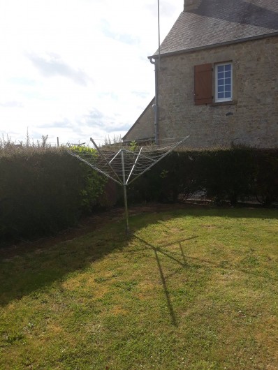 Location de vacances - Appartement à Sainte-Marie-du-Mont - jardin de la maison