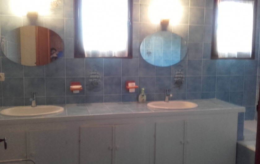 Location de vacances - Villa à Hyères - salle de bain de l'étage