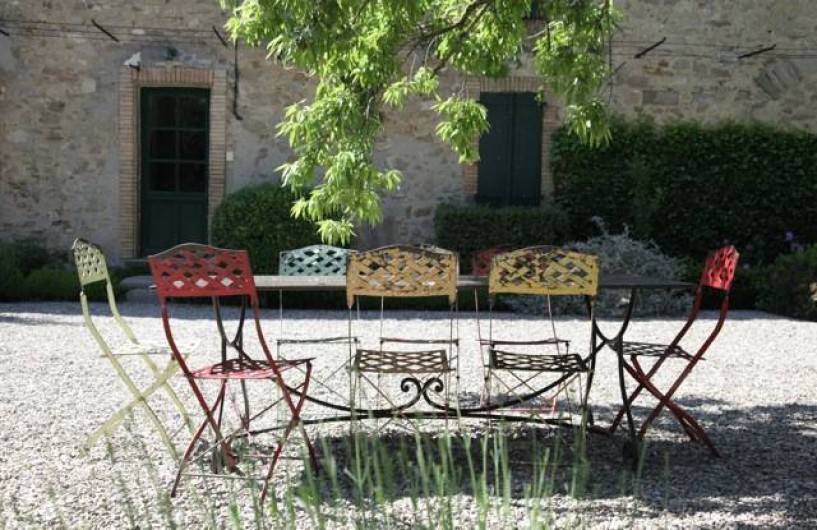 Location de vacances - Gîte à Montlaur - Coin repas devant la maison