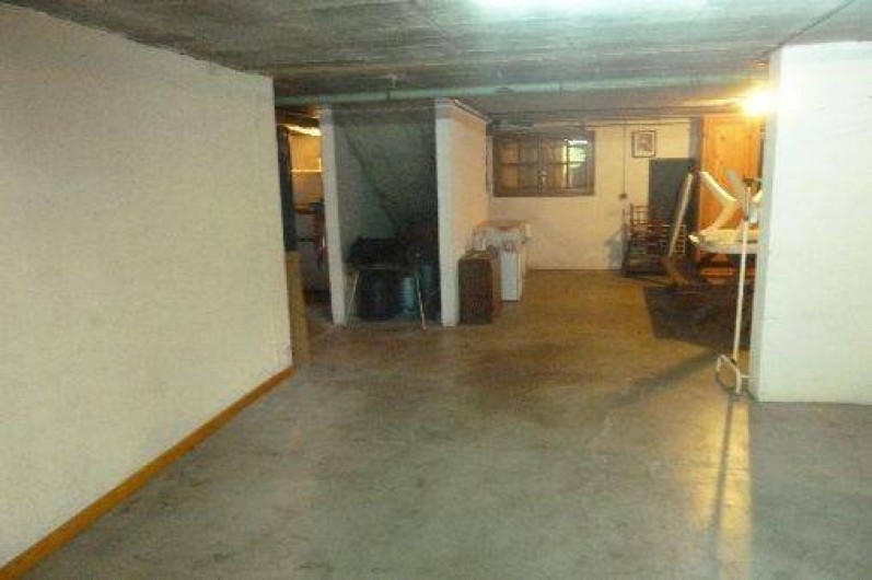 Location de vacances - Chalet à Alex - Grand sous-sol : 2 places pour voitures, salle d'eau, WC