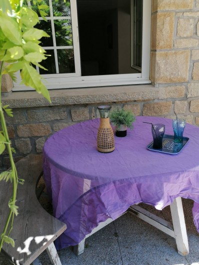 Location de vacances - Studio à Plélan-le-Petit - Coin repas extérieur sur terrasse