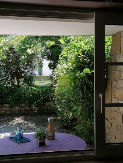 Location de vacances - Studio à Plélan-le-Petit - Vue sur la terrasse et jardin