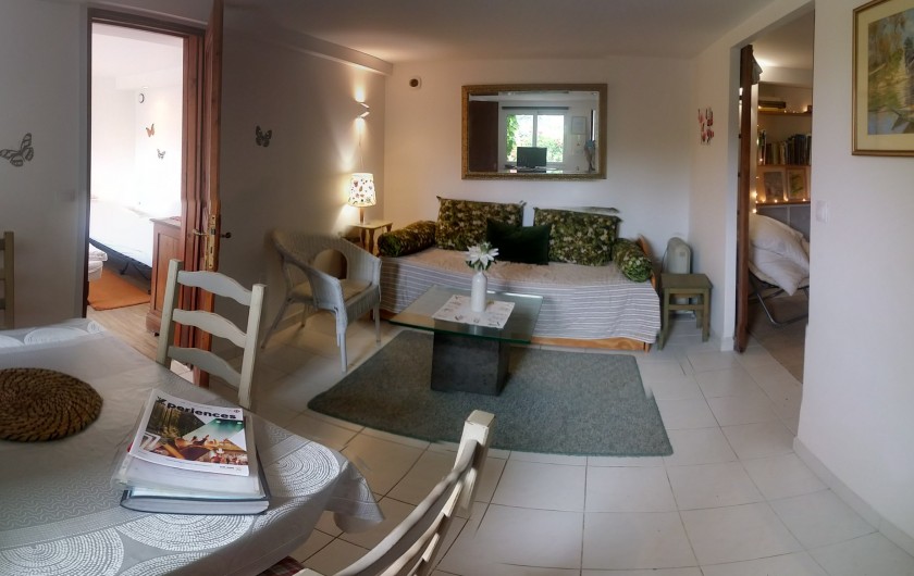 Location de vacances - Gîte à Crécy-la-Chapelle - salon /salle à manger, canapé/lit et lit tiroir