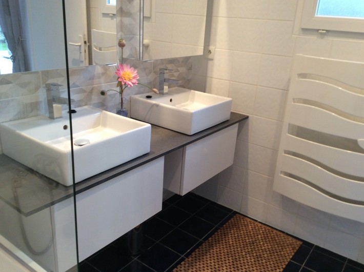 Location de vacances - Villa à Biscarrosse - Salle de bain privative CH 1 ( Baignoire et double vasque)