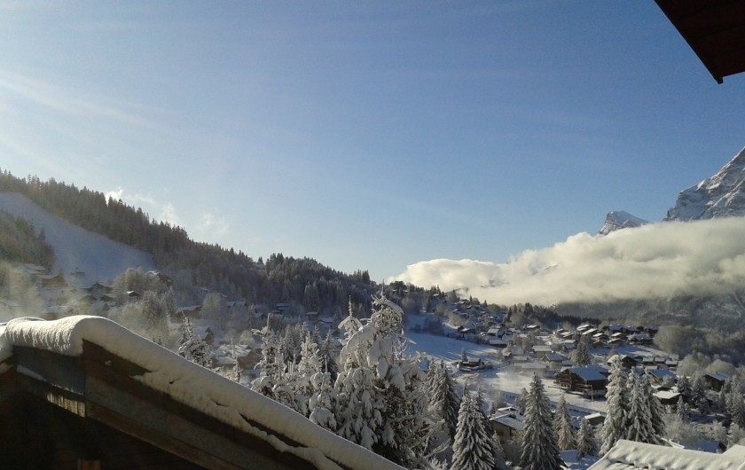 Location de vacances - Appartement à Les Carroz d'Arâches - vue sur piste qui descend a front de neige