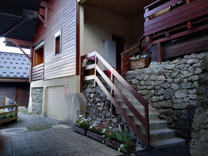 Location de vacances - Appartement à Les Carroz d'Arâches - entree privative avec placard a skis fermé devant la porte,