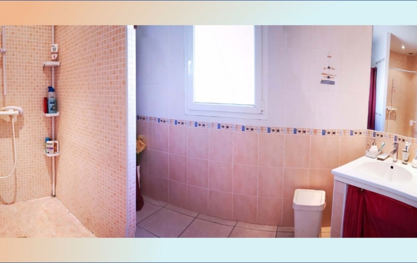 Location de vacances - Villa à Le Grau-du-Roi - Salle de bain avec douche à l'italienne et 2 vasques