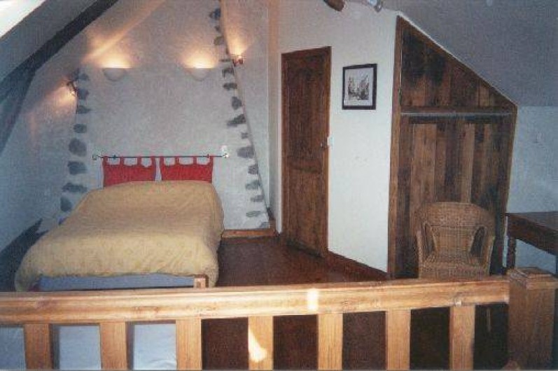 Location de vacances - Gîte à Aurillac - La Chambre de l'étage  avec la Salle d'eau et un grand placard