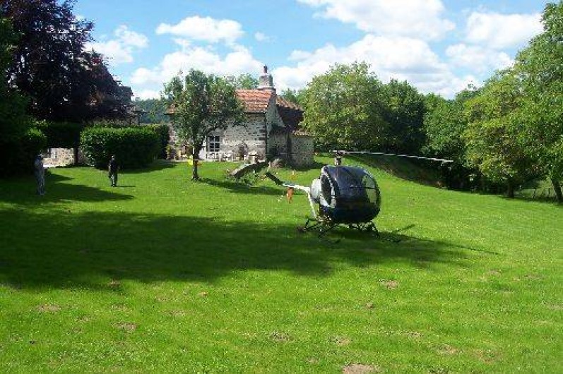 Location de vacances - Gîte à Aurillac - L'hélistation dans le près devant le Gîte et sa Terrasse