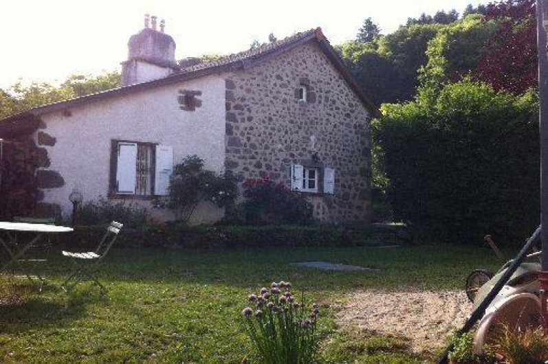 Location de vacances - Gîte à Aurillac - La Fenêtre de la Chambre 1 du Rez de Chaussée et celle de la Cuisine