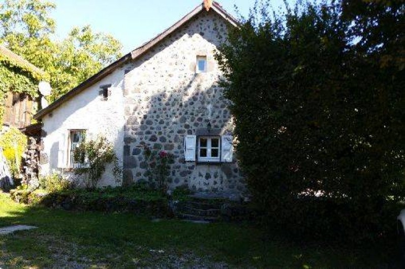 Location de vacances - Gîte à Aurillac - L'accès au Gite en venant du parking et de la Fontaine