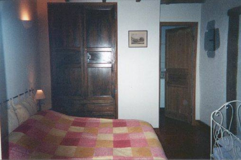 Location de vacances - Gîte à Aurillac - La Chambre 12 du Bas (rez de JArdin) et son armoir en loupe d'orme.