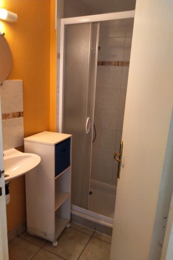 Location de vacances - Gîte à Sainte-Honorine-des-Pertes - Salle d'eau de la chambre du rez de chaussée du Gîte A