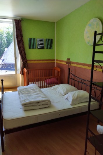 Location de vacances - Gîte à Sainte-Honorine-des-Pertes - Chambre du 1er étage avec lit Bébé du Gîte B