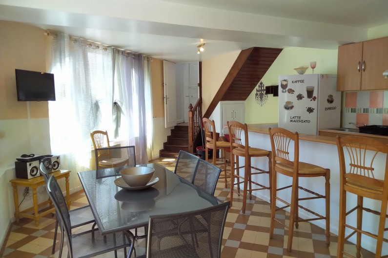 Location de vacances - Gîte à Sainte-Honorine-des-Pertes - Salon séjour avec cuisine américaine du Gîte C