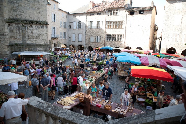 Location de vacances - Chalet à Rieupeyroux - Le marché de Villefranche de Rouergue