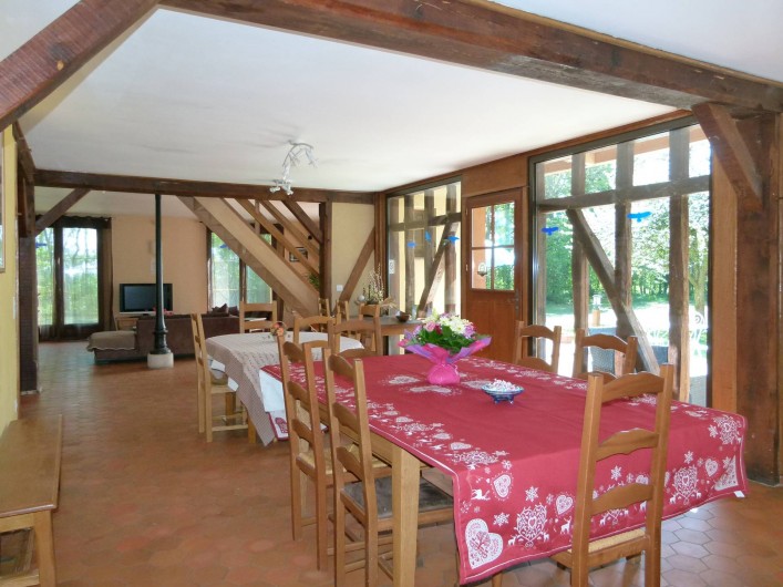 Location de vacances - Gîte à Outines - Vaste salle de séjour et de vie de 80 m² très lumineuse avec ses larges baies