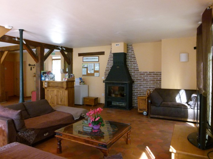 Location de vacances - Gîte à Outines - salon avec cheminée (poele à bois) et bar