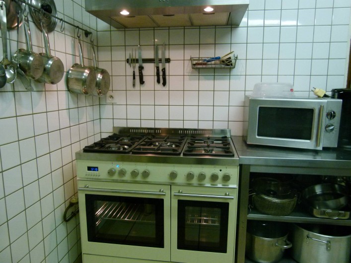 Location de vacances - Gîte à Outines - Cuisine professionnelle tout inox avec piano 5 feux 2 fours électriques